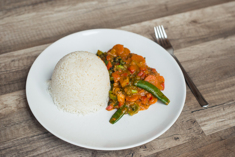 Vegane-Gemüsepfanne-mit-Erdnusssoße-und-Reis-vegan-challenge