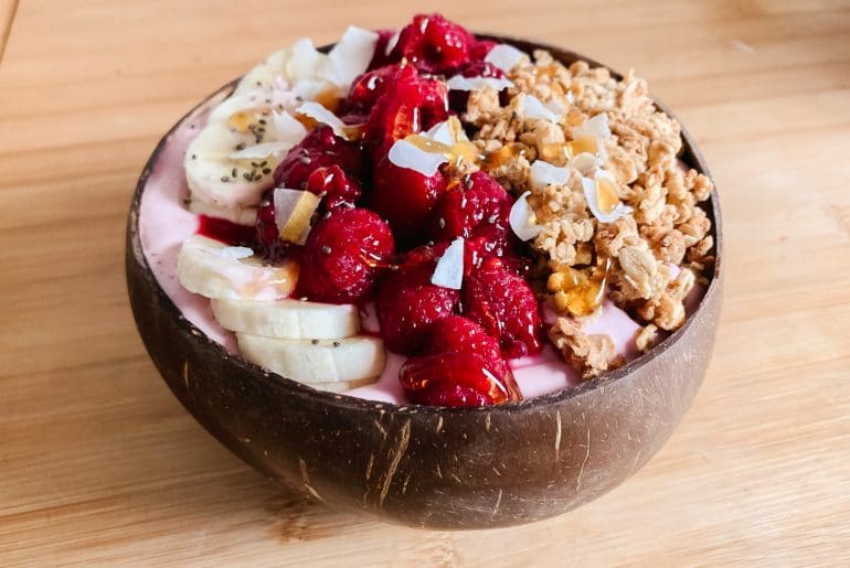 pink-protein-smoothie-bowl-kokosnuss-kokos-rezep